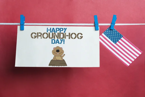 Beyaz zarf, sevimli yüz groundhog ve metin mutlu bugün aslında dündü