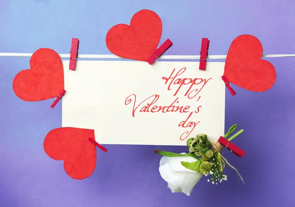 B naklejka (Happy Valentines Day wiadomość.) otoczony białym papierze — Zdjęcie stockowe