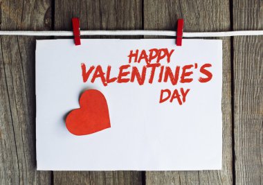 Kırmızı kalp clothesline üzerinde asılı olan zarf. Eski ahşap üzerine 