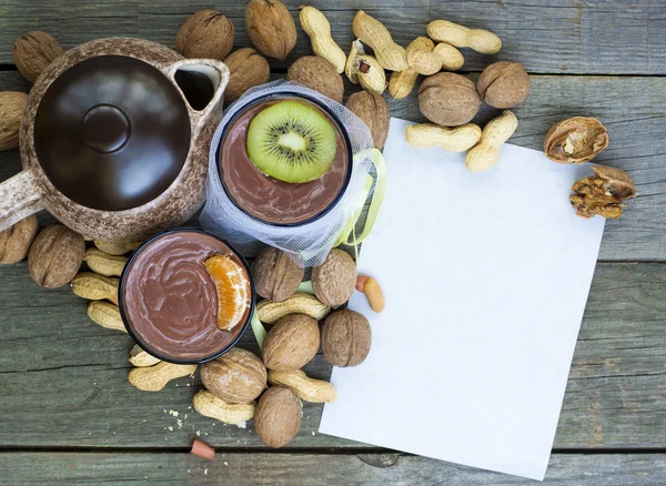 Dos tazas de pudín de chocolate vegano con nueces, cacahuetes, fruta p — Foto de Stock