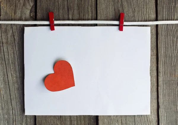 Envelope com coração vermelho pendurado no varal. Em madeira velha — Fotografia de Stock
