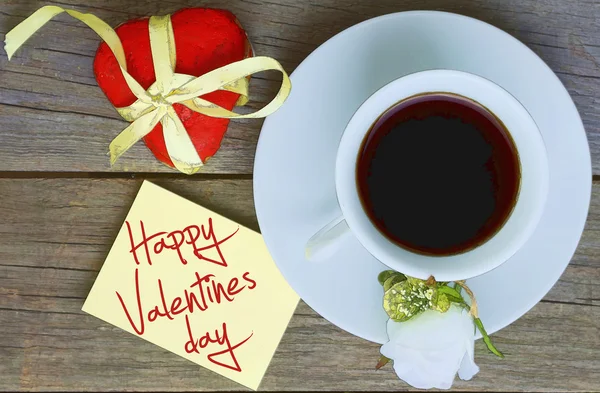 Pequeno-almoço romântico no Dia dos Namorados. Xícara de café e coração s — Fotografia de Stock