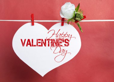 clotheslin üzerinde asılı büyük beyaz kalp ve çiçek beyaz gül