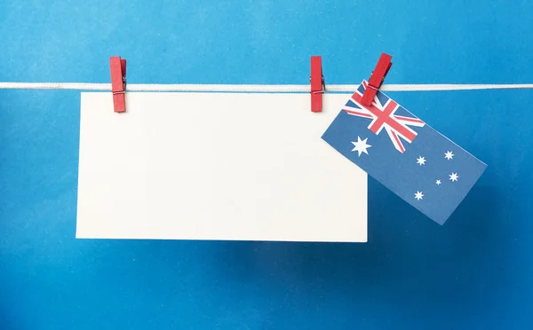 Witte papieren sticker (ruimte voor tekst), Australische vlag opknoping p — Stockfoto