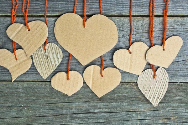 Scrapbooking elementos corações de papel pendurados em uma corda saqueando aga — Fotografia de Stock