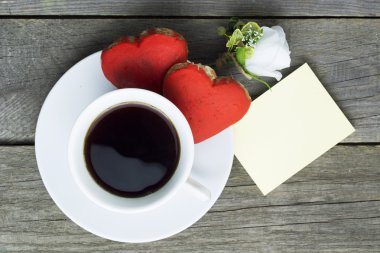 Romantik kahvaltı. Fincan kahve iki kalp şekli kırmızı Çerezler, w