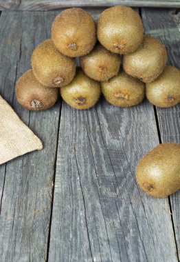 Sulu kivi ahşap arka plan, metin için yer. Seçici 