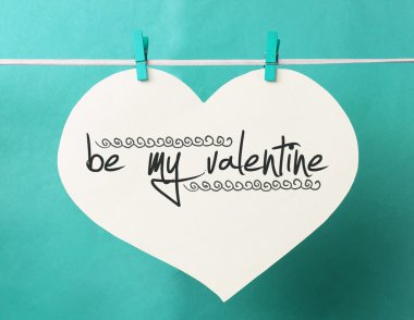 büyük beyaz kalp clothesline üzerinde asılı. mesajı benim val olmak