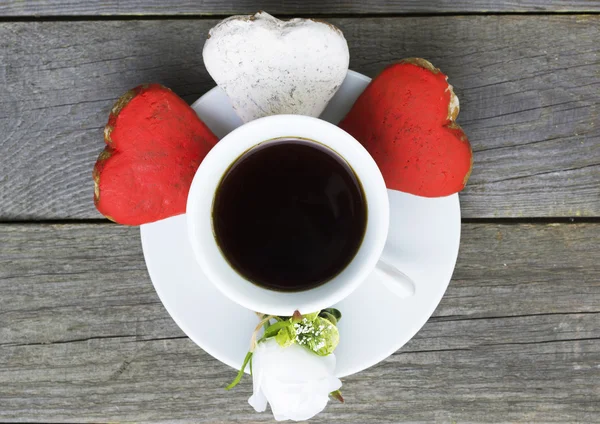 Sarapan romantis di Hari Valentine. Secangkir kopi dan jantung s — Stok Foto