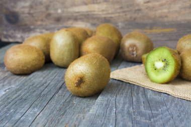 Sulu kivi ahşap arka plan, metin için yer. Seçici 