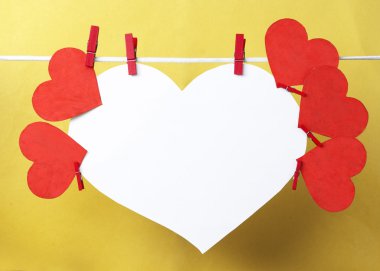 Kırmızı kalpler tarafından çevrili beyaz kağıt kalp (metin için yer) 