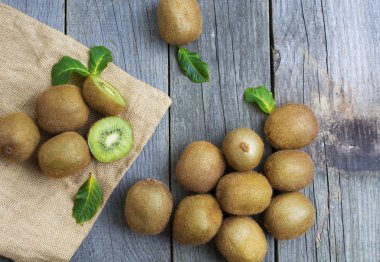 Sulu kivi ahşap arka plan, metin için yer. Seçici 