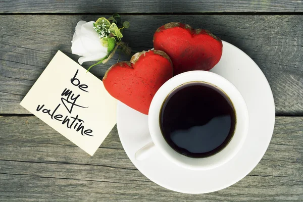 Pequeno-almoço romântico. Copo de café dois biscoitos vermelhos em forma de coração, w — Fotografia de Stock