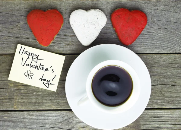 Pequeno-almoço romântico. Xícara de café, biscoitos em forma de coração, nota para — Fotografia de Stock