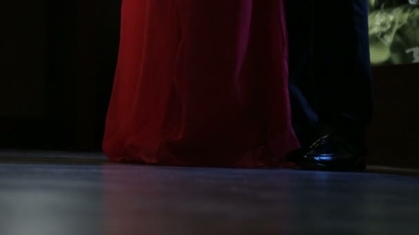 黒いスーツの男が女の子から赤いドレスを脱いだ 床へのドレスの滝 セックス スローモーション — ストック動画