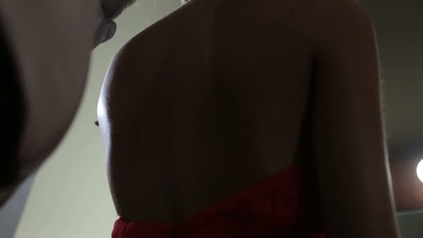Чоловік Скасовує Волосся Дівчини Червоній Сукні Волосся Падає Спину Дівчини — стокове відео