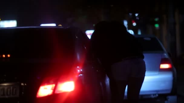 Kobieta Prostytutka Podchodzi Samochodu Klienta Kobieta Rozmawiająca Klientem Przez Okno — Wideo stockowe