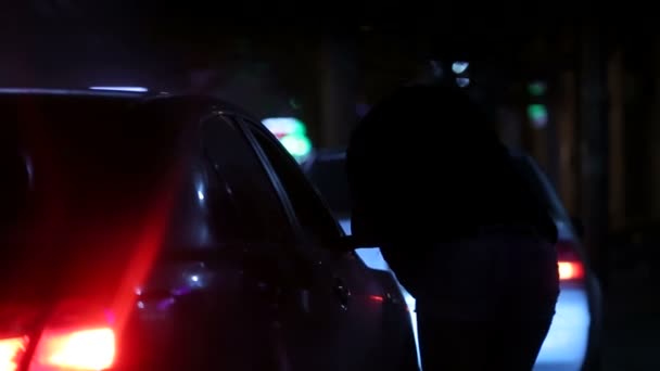 Vrouwelijke Prostituee Benadert Auto Van Cliënt Vrouw Praat Met Klant — Stockvideo