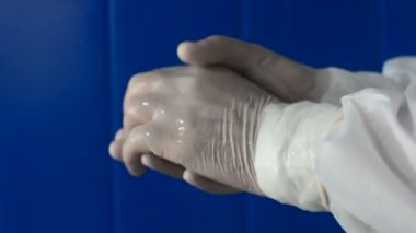 Doktor ellerini antiseptik COVID 19 ile yıka.