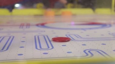 Kız ve erkek hava hokeyinde oyun alanında oynuyorlar. Hafta sonu eğlence konsepti.