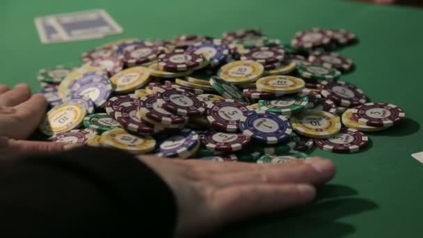 Мужчина Выигрывает Покер Крупье Отдает Ему Фишки Мужчины Играют Покер — стоковое видео