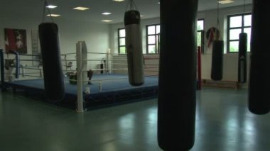 Kum torbaları ve arenayla boks eğitim salonu
