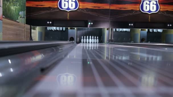 Bowling Μπάλα Ρολό Και Χτυπήσει Τις Καρφίτσες — Αρχείο Βίντεο