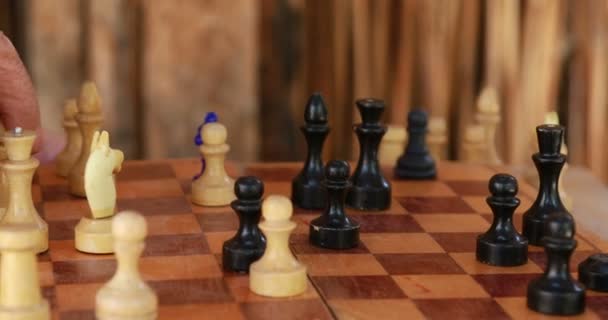 Dědeček Vnuk Hrají Vesnici Šachy Šachovnice Ruce Dědečka Vnuka — Stock video