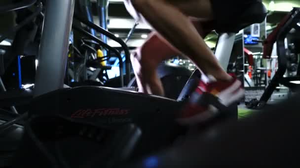 Τύπος Είναι Γυμνασμένος Στο Γυμναστήριο Άνθρωπος Κάνει Γυμναστική Ένα Σταθερό — Αρχείο Βίντεο
