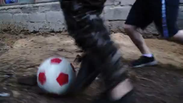 Los Niños Juegan Fútbol Patio Fábrica Dense Pases Entre Ustedes — Vídeos de Stock