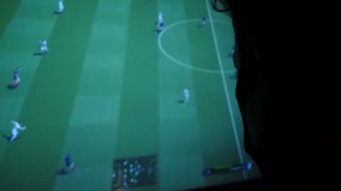 Oyun odasında video oyunu oynayan adamlar. Futbol oynayan arkadaşlar. 