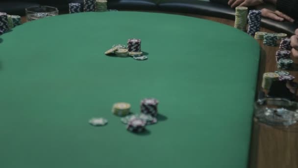 Les Hommes Jouent Poker Assis Table Poker Placez Des Cartes — Video