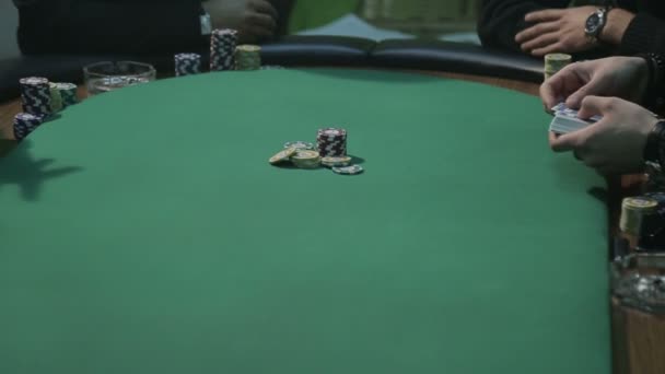 男人坐在扑克桌旁打扑克 把卡片和薯片放在桌上 — 图库视频影像