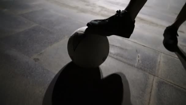 一个晚上在城市背景下踢足球的男人的轮廓 — 图库视频影像