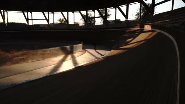 Velódromo Ciclista Gira Estadio Vacío Luz Sombra Suelos Madera Velódromo — Vídeo de stock