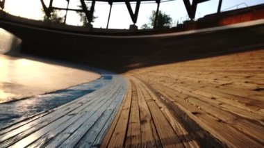 Velodrome bisikletçisi boş bir stadyumda dönüyor, ışık ve gölge, Velodrome ahşap zemin - Yavaş Hareket