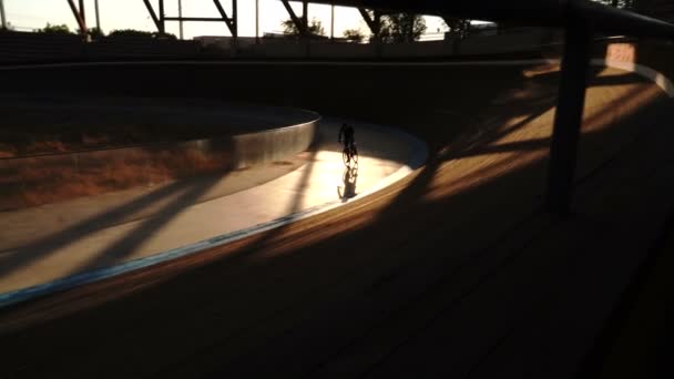 Velodrom Radfahrer Dreht Sich Einem Leeren Stadion Licht Und Schatten — Stockvideo