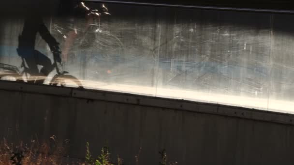 ベロドロームサイクリストは 空のスタジアムで回転します 光と影 ベロドロームウッドフロア — ストック動画