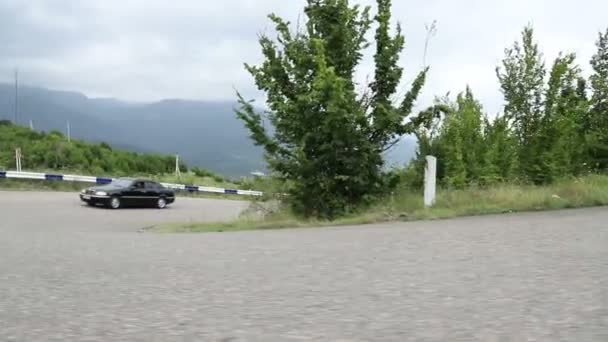 Dilijan Ermenistan Ağustos 2019 Arabalar Dağ Yılanı Yolu Boyunca Ilerliyor — Stok video