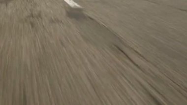 Araba hareket ederken asfaltta beyaz izler var.