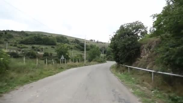Auto Fährt Durch Ein Dorf Mit Alten Häusern Und Autos — Stockvideo
