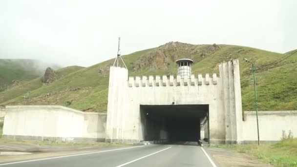 Auto Vjíždí Dlouhého Tmavého Tunelu Světlomety Aut — Stock video