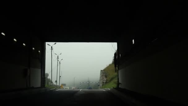Araba Uzun Karanlık Bir Tünele Giriyor Araba Farları — Stok video