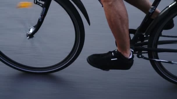 Ciclista Bicicleta Por Ciudad — Vídeo de stock