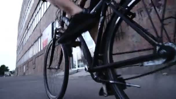 Cyklist Cykla Runt Staden — Stockvideo