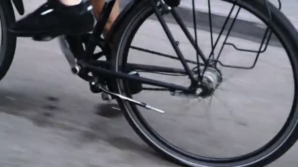 Şehrin Etrafında Bisiklet Süren Bir Bisikletçi — Stok video