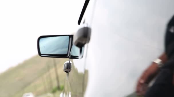 Adam Kapıyı Açar Otomobile Biner Erkek Işadamının Eli Arabanın Kapısını — Stok video