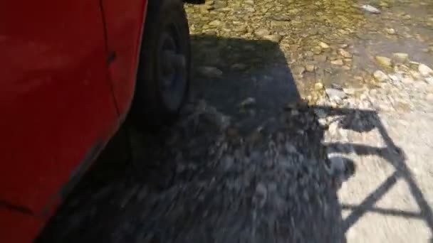 Suvは汚れた岩の道で川を渡って乗る — ストック動画