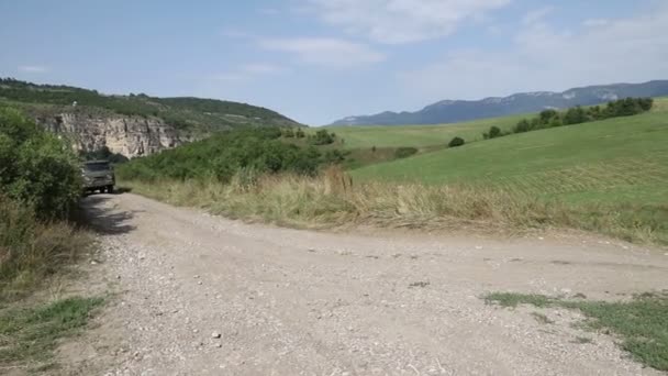 Terepjáró Egy Földúton Halad Green Meadows Közelében Erdőbe — Stock videók