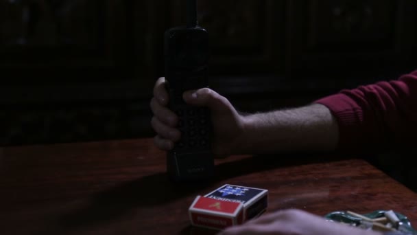 Egy Férfi Idegesen Fogja Telefont Aztán Meggyújt Egy Cigarettát Egy — Stock videók